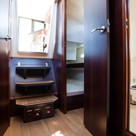 Botel Jacht Motorowy Platinum 989 Flybridge *