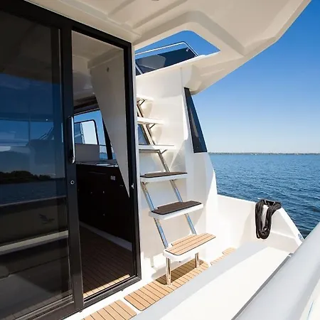 Botel Jacht Motorowy Platinum 989 Flybridge *